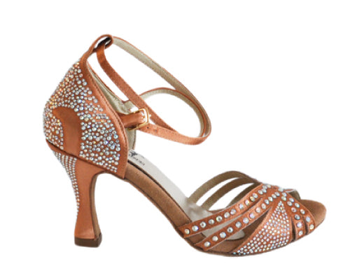 Lidmags 743 Tanzschuhe aus hautfarbenem Satin mit Riemchenabsatz und funkelndem Strass auf weißem Hintergrund.